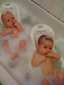fürdés az ikrekkel