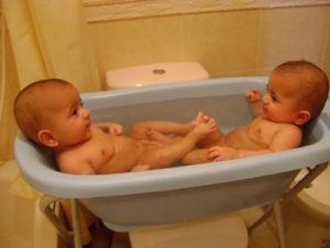 iker babák fürdetése 11
