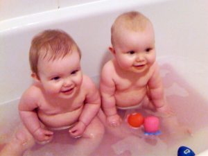 iker babák fürdetése 5