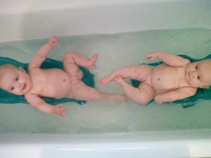 iker babák fürdetése 6
