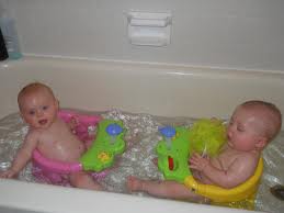 iker babák fürdetése 9