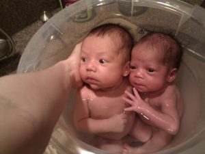 iker babák fürdetése3